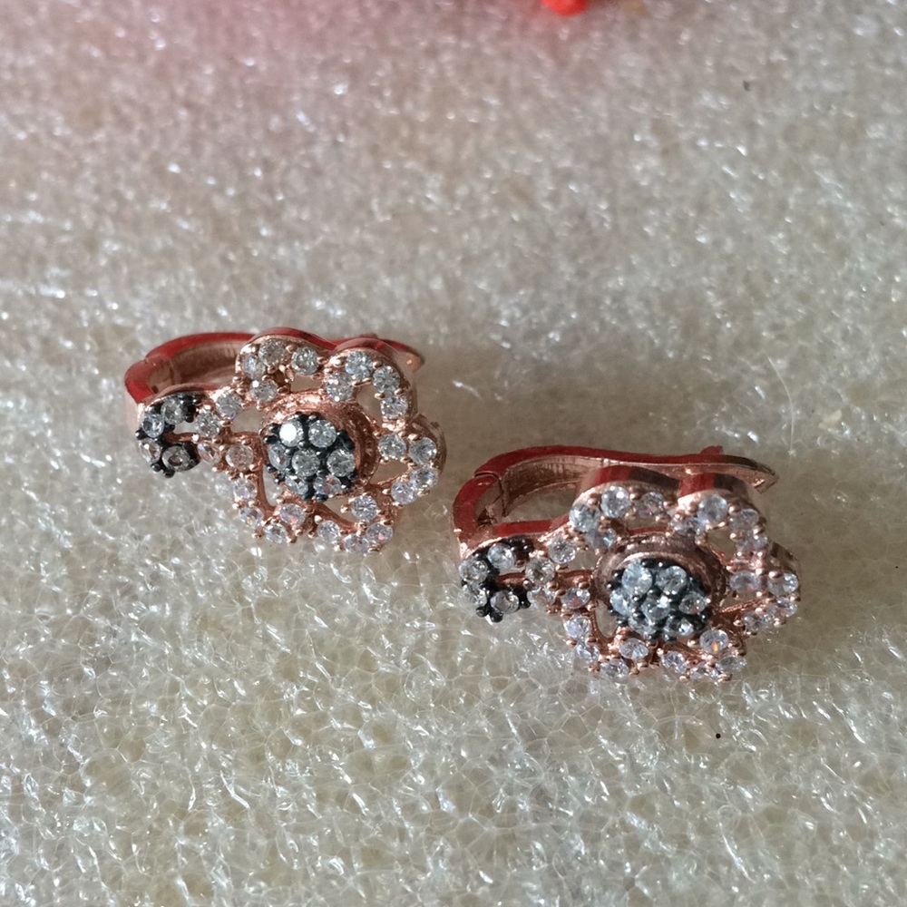 Rose gold flower topaz earring - Picture 2 of 5